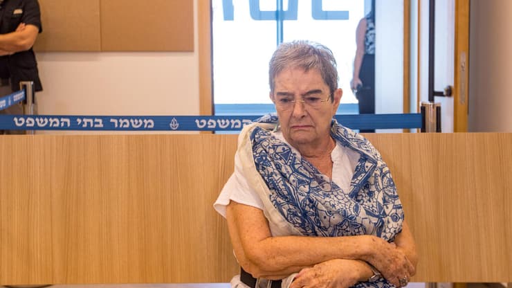 הנאשמת קרול פסלר ועורך דינה