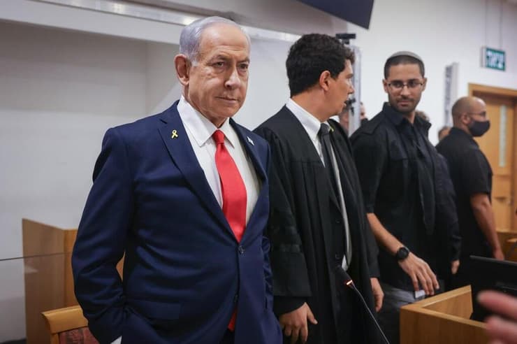 נתניהו נכנס לאולם בית המשפט