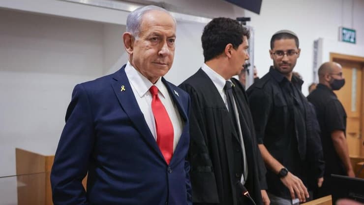 נתניהו בדיון קודם בבית המשפט (צילום: מרים אלסטר) נתניהו נכנס לאולם בית המשפט