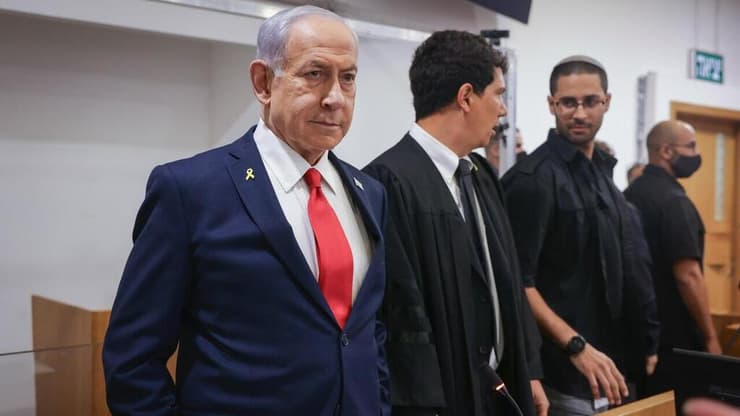 נתניהו נכנס לאולם בית המשפט