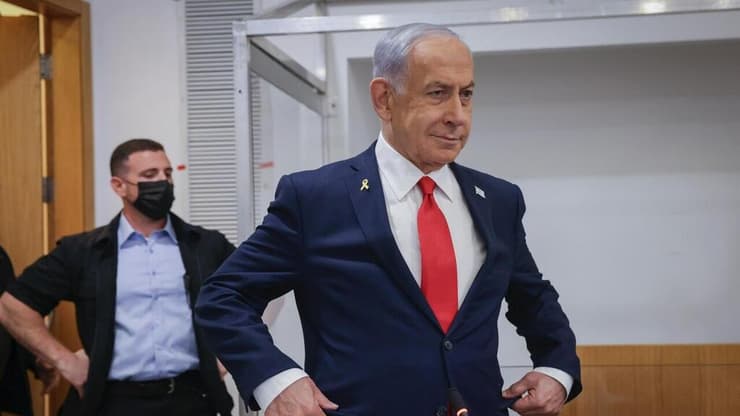 נתניהו נכנס לאולם בית המשפט