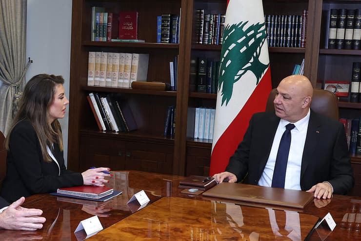 מורגן אורטגוס ונשיא לבנון עאון (צילום: AFP PHOTO / Lebanese Presidency) נשיא לבנון ג'וזף עאון עם מורגן אורטגוס שליחה של נשיא ארה"ב דונלד טראמפ ב ארמון בעבדא ביירות