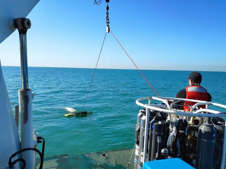 איסוף מיקרופלסטיק באמצעות רשת נגררת (צילום: ד"ר מתן אורן) איסוף מיקרופלסטיק באמצעות רשת נגררת