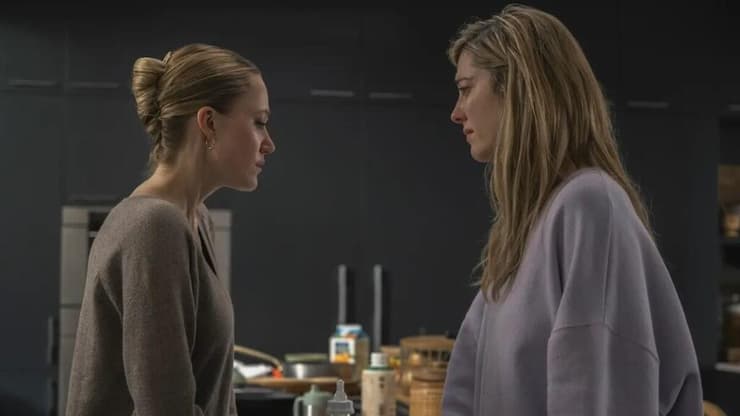 תכלס, אין לזה הצדקה. מתוך "היד שמנענעת את העריסה" (צילום: דיסני+) מתוך "היד שמנענעת את העריסה"