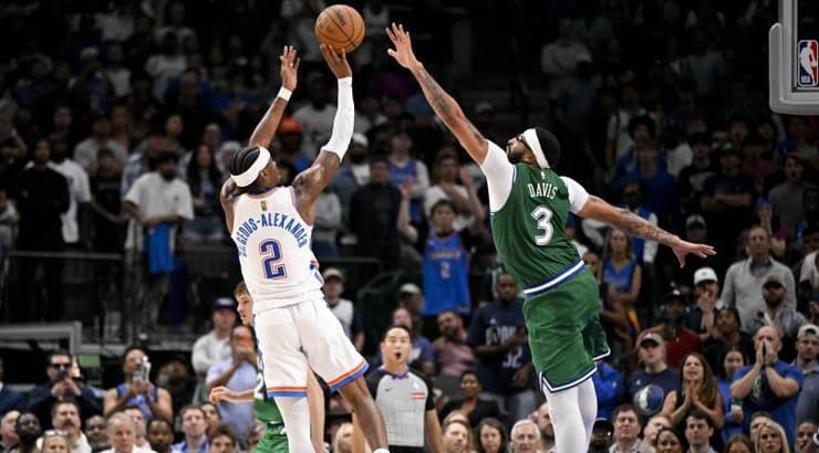 שיי גילג'ס אלכסנדר מול אנתוני דייויס (רויטרס) שיי גילג'ס אלכסנדר מול אנתוני דייויס