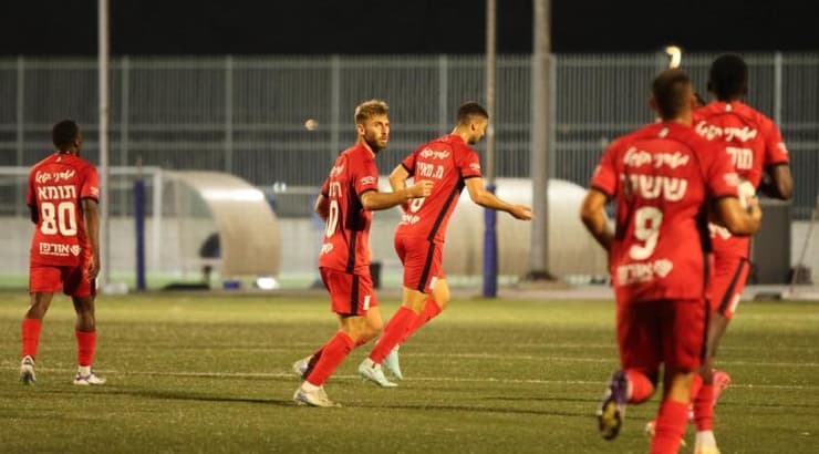 רטנר ושחקני הפועל רמת גן חוגגים אחרי השער (יונתן גינזבורג) רטנר ושחקני הפועל רמת גן חוגגים אחרי השער