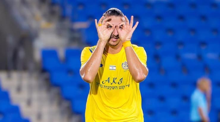 אוהד ברזילי חוגג את השער השני (רועי כפיר) אוהד ברזילי חוגג את השער השני