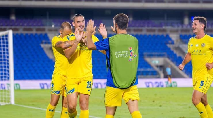 שחקני הרצליה חוגגים (רועי כפיר) שחקני הרצליה חוגגים