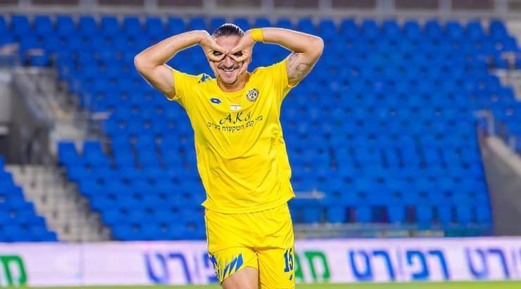 אוהד ברזילי חוגג (רועי כפיר) אוהד ברזילי חוגג