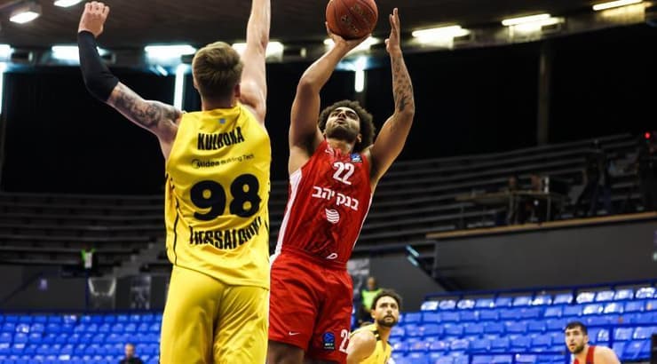 אנתוני לאמב זורק (מיכל בן גיגי, הפועל ירושלים) אנתוני לאמב זורק