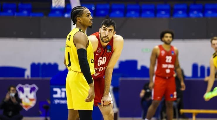 יובל זוסמן לוקח רגע לנוח (מיכל בן גיגי, הפועל ירושלים) יובל זוסמן לוקח רגע לנוח