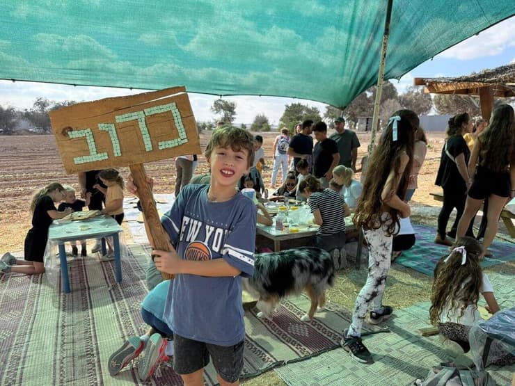 מקימים את הגינה הקהילתית. חברי קיבוץ מפלסים בפעולה (צילום: מאיר אבן חיים) מקימים את הגינה הקהילתית. חברי קיבוץ מפלסים בפעולה