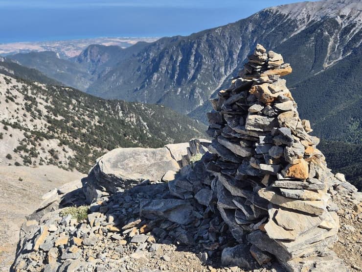 רכס האולימפוס והים התיכון ברקע (צילום: ג'ולי יפה) רכס האולימפוס משקיף אל הים התיכון ממערב