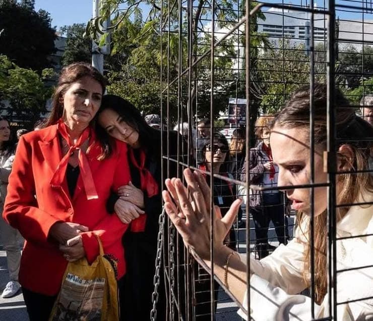 "הכי מייאש לראות עוד עסקה נופלת ועוד עסקה נופלת". ליהיא לפיד ועינת שרוף באחת ממחאות הקבוצה בתל אביב (צילום: אסקף אברהם) "הכי מייאש לראות עוד עסקה נופלת ועוד עסקה נופלת". ליהיא לפיד ועינת שרוף באחת ממחאות הקבוצה בתל אביב