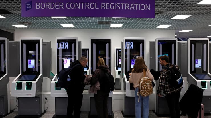 ביקורת הדרכונים בנמל התעופה בפראג. אילוסטרציה (צילום: רויטרס/REUTERS/David W Cerny) שדה התעופה בפראג, צ'כיה