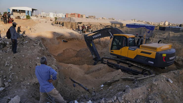 החפירות של חמאס, אתמול בחאן יונס. בעיר עזה המחבלים תועדו מוציאים - וקוברים (צילום: AP Photo/Jehad Alshrafi) חיפושים בשכונת חמד חאן יונס עזה