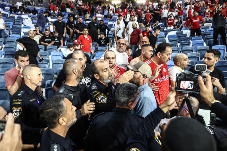 כיסאות נשארו ריקים מחשש לאלימות משטרתית. המפכ"ל דני לוי מול יציע אוהדי הפועל (צילום: גיל נחושתן) הפועל ת"א בית"ר ירושלים גמר גביע הטוטו המפכ"ל דני לוי