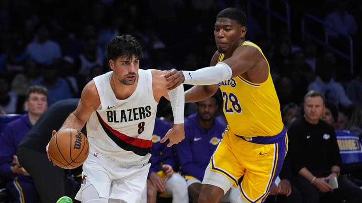 שחקן פורטלנד טרייל בלייזרס דני אבדיה מול שחקן לוס אנג'לס לייקרס רוי האצ'ימורה (צילום: AP Photo/Ethan Swope) שחקן פורטלנד טרייל בלייזרס דני אבדיה מול שחקן לוס אנג'לס לייקרס רוי האצ'ימורה