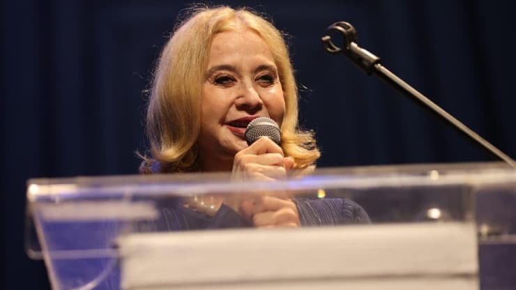 סנדרה שדה בטקס פרסי מפעל חיים של אמ"י (באדיבות דוברות עיריית פתח תקווה) סנדרה שדה בטקס פרסי מפעל חיים של אמ"י