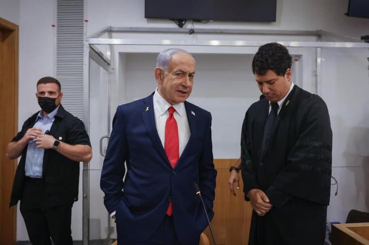 נתניהו נכנס לאולם בית המשפט
