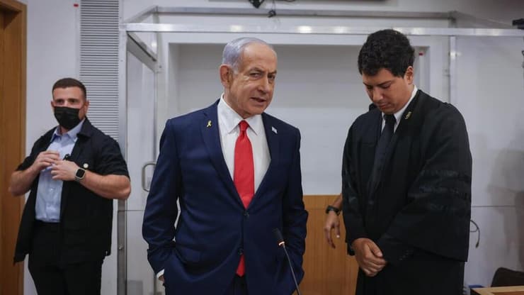 נתניהו נכנס לאולם בית המשפט