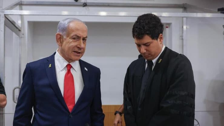 נתניהו נכנס לאולם בית המשפט