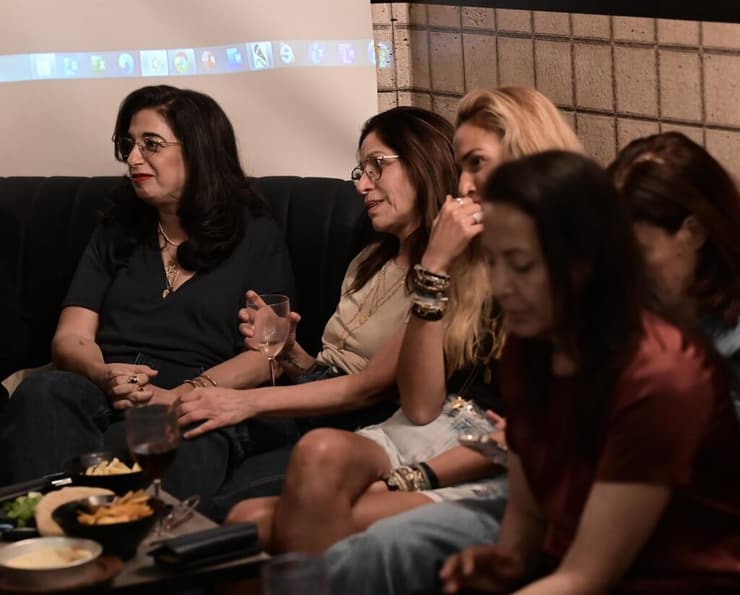 ענת לב-אדלר (משמאל) עם אורנה בנאי וליהיא לפיד במפגש הקבוצתי. "מחזיקות זו עבור זו את התקווה ואת הכוח להמשיך ולפעול" (צילום: דנה ריעני) ענת לב-אדלר (משמאל) עם אורנה בנאי וליהיא לפיד במפגש הקבוצתי. "מחזיקות זו עבור זו את התקווה ואת הכוח להמשיך ולפעול"