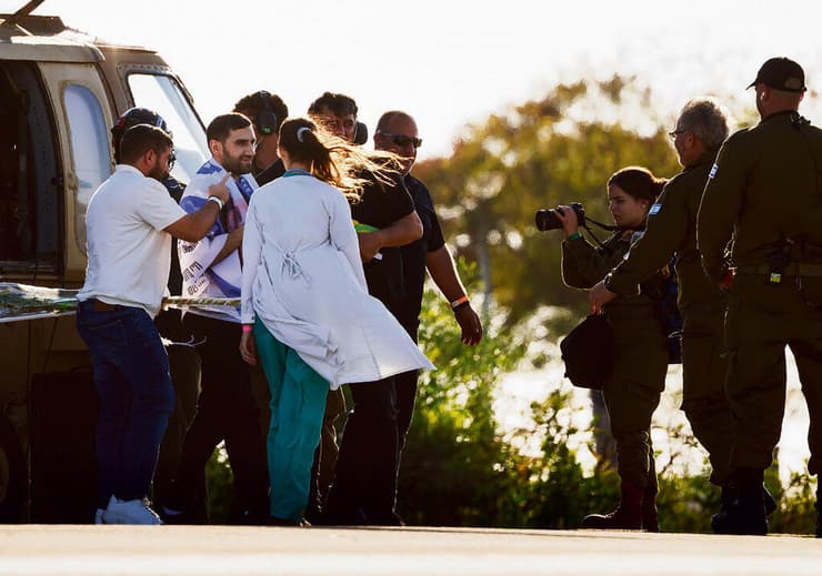 יורד מהמסוק בבית החולים yk14559847