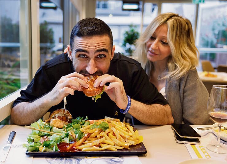 ”המחבלים אכלו טוב והתפנקו מולנו, פתחו שקיות של תמרים, עוגיות, זה קרע את העיניים". ארוחה של אדם חופשי yk14559854