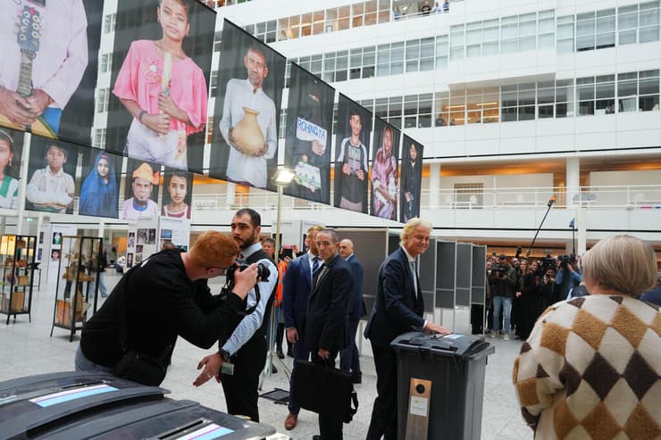 וילדרס מצביע, הבוקר (צילום: AP Photo/Peter Dejong) בחירות הולנד קלפי מנהיג מפלגת החירות חירט וילדרס