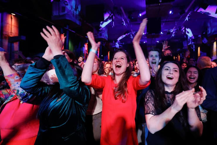 תומכי מפלגת השמאל הלייבור-ירוקים חוגגים עם פרסום המדגמים. עשויים להיות בקואליציה הבאה - אבל המו"מ הקואליציוני צפוי להיות ממושך (צילום: REUTERS/Geert Vanden Wijngaert) תומכי מפלגת השמאל הלייבור-ירוקים ב הולנד עם פרסום מדגמי ה בחירות במדינה