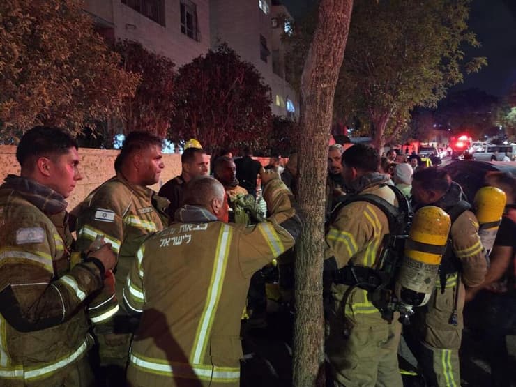 מחוץ לזירת השריפה בבית שמש (צילום: תיעוד מבצעי כב"ה) זירת השריפה בדירה ברחוב נחל הערוגות בבית שמש