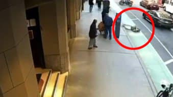 הכה באגרוף שהפיל על הרצפה - ותקף גם עוברי אורח אחרים. מתוך התיעוד התקיפה של רמי גליקשטיין בניו יורק