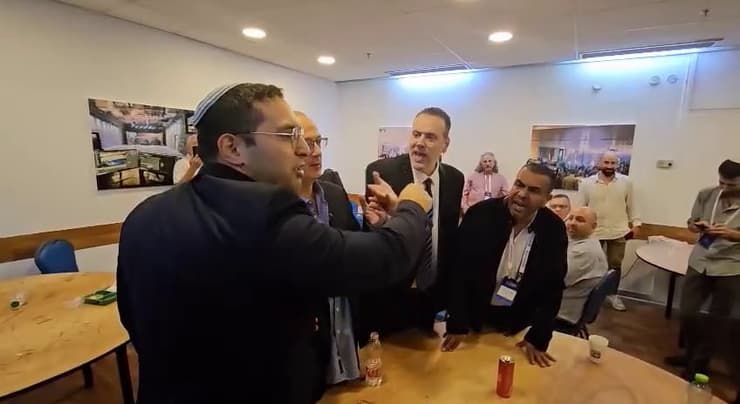 השרים מחליפים צעקות, וכמעט מהלומות עימות פיזי וסוער בין השר מיקי זוהר לשר יצחק ורסלאוף