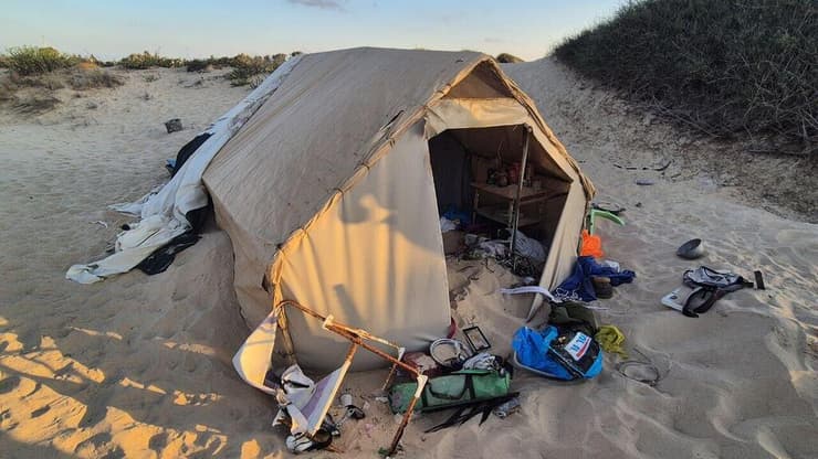 האוהל שננטש עם תחילת הטבח בחוף. נשאר עומד עד היום