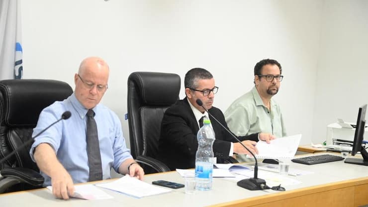 הדיינים נועם ליובין וגיורא לנדאו (צילום: יאיר שגיא) הדיון המשמעתי באירועי הדרבי הדיינים נועם ליובין וגיורא לנדאו