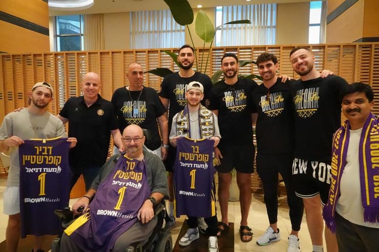 משפחת קופרשטיין ושחקני חולון (צילום: באדיבות הפועל חולון) פרנקו וקופרשטיין