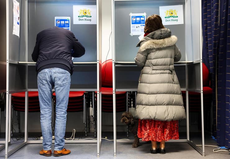 הימין העמוק הגיע לקצה גבול היכולת? בקלפי בהאג, הבוקר (צילום: REUTERS/Piroschka Van De Wouw) בחירות הולנד קלפי האג