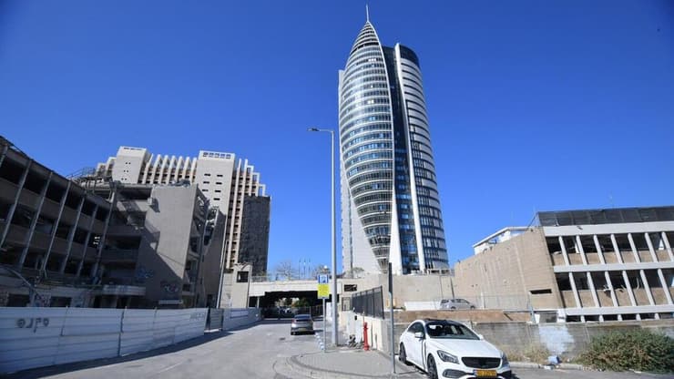 בניין הטיל שנפגע מטיל איראני (צילום: נחום סגל) בניין הטיל בחיפה, בו ישבה פרקליטות מחוז חיפה, נפגע מטיל איראני במהלך המלחמה