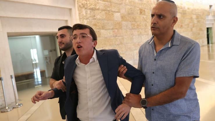 צילום: אלכס קולומויסקי חרדים התפרצו לאולם בית המשפט העליון