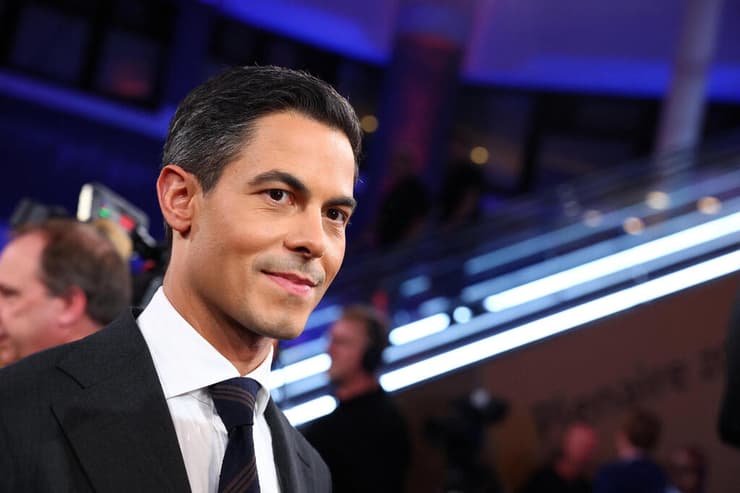 רוב יטן, מנהיג D66, שחיכה את אובמה עם קמפיין yes, we can (צילום: REUTERS/Piroschka van de Wouw) בחירות הולנד רוב יטן מנהיג D66