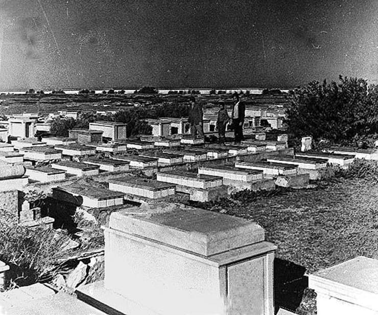 חלקת הקברים בבית העלמין של טריפולי, שבה טמונים חללי הטבח מטריפולי (צילום: באדיבות מרכז "אור שלום" – מרכז לשימור מורשת יהדות לוב ולהנחלתה, אנו - מוזיאון העם היהודי) חלקת הקברים בבית העלמין של טריפולי, שבה טמונים חללי הטבח מטריפולי