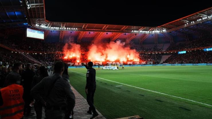 הדלקת אבוקות במשחק גמר גביע הטוטו (צילום: דוברות המשטרה) גמר גביע הטוטו