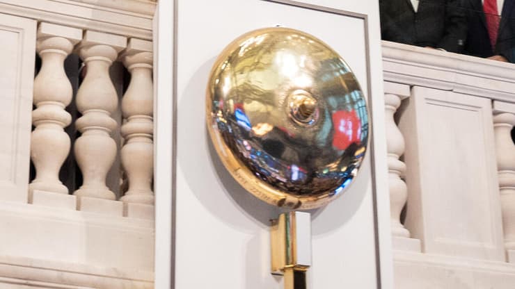 טקס פתיחת מסחר בוול סטריט, עם הפעמון המפורסם