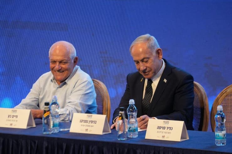 ארכיון. נתניהו וחיים כץ (צילום: תומר שונם הלוי ) טקס חתימת הסכם גג בקריית גת
