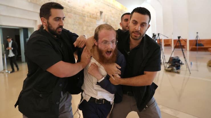התפרצו לאולם, והוצא: "תעצרו אותי!" ( צילום: אלכס קולומויסקי) חרדים התפרצו לאולם בית המשפט העליון