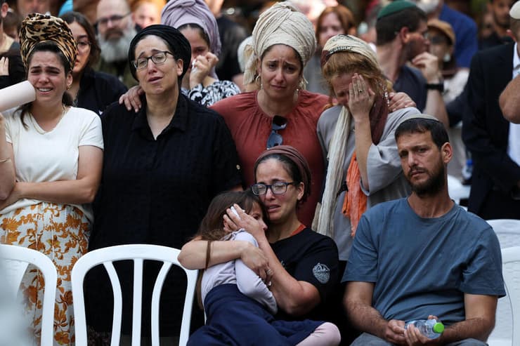 בני המשפחה שרו שירים שאפי אהב. "'שלום עליכם' היה השיר שלו" (צילום: REUTERS/Ronen Zvulun) רס"ר במיל' אפי פלדבאום ז"ל מובא למנוחות