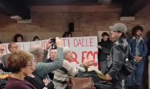 המפגינים שפרצו להרצאה (צילום: מתוך הרשתות החברתיות) המפגינים שפרצו להרצאה