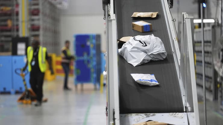 מחסנים לוגיסטיים של אמזון (צילום: AP) מחסנים לוגיסטיים של אמזון