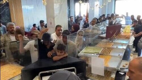 עזתים חוזרים לחיי שגרה